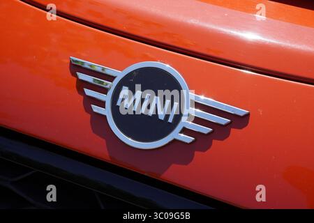 Logo der Marke Mini Car auf rotem Fahrzeug in Brighton England 11. Juni 2025. Britischer Automobilhersteller Stockfoto