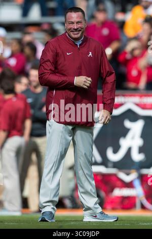20. Oktober 2018: Butch Jones Alabama Crimson Tide Offensive Analyst und ehemaliger Cheftrainer der Tennessee Volunteers während des NCAA-Fußballspiels zwischen den University of Tennessee Volunteers und der University of Alabama Crimson Tide in Knoxville, TN Tim Gangloff/CSM (Credit Image: &Copy; Tim Gangloff/CSM via ZUMA Wire) Stockfoto