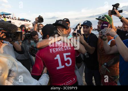 20. Oktober 2018 – Peniche, Portugal – Italo Ferreira (BRA) feiert mit den Fans nach dem Verlassen des Wassers. Der brasilianische Surfer beendete die Finalrunde auf dem ersten Platz am Supertubos Beach, Peniche...der brasilianische Surfer Italo Ferreira gewann die portugiesische Etappe der World Surf League, MEO Rio Curl Pro, in Peniche. Im Finale besiegte Ferreira den franzosen Joan Duru, nachdem er im Halbfinale den landsmann Gabriel Medina besiegt hatte. Jetzt geht die ganze Aufmerksamkeit auf Havaii, den letzten Schritt, der den nächsten Surfweltmeister bestimmen wird. (Credit Image: © Hugo Amaral/SOPA Images via ZUMA Wire) Stockfoto