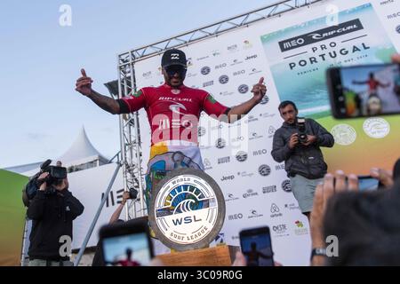 20. Oktober 2018 – Peniche, Portugal – Italo Ferreira (BRA) feiert mit den Fans nach dem ersten Preisträger am Supertubos Beach, Peniche... der brasilianische Surfer Italo Ferreira gewann die portugiesische Bühne der World Surf League MEO Rio Curl Pro, die in Peniche ausgetragen wurde. Im Finale besiegte Ferreira den franzosen Joan Duru, nachdem er im Halbfinale den landsmann Gabriel Medina besiegt hatte. Jetzt geht die ganze Aufmerksamkeit auf Havaii, den letzten Schritt, der den nächsten Surfweltmeister bestimmen wird. (Credit Image: © Hugo Amaral/SOPA Images via ZUMA Wire) Stockfoto