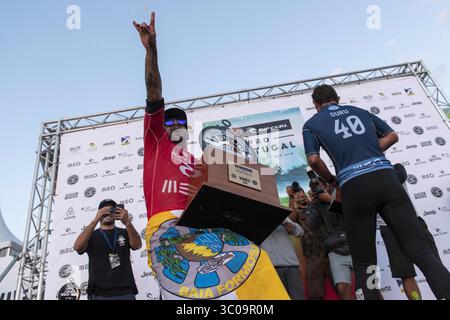 20. Oktober 2018 – Peniche, Portugal – Italo Ferreira (BRA) feiert mit den Fans nach dem ersten Preisträger am Supertubos Beach, Peniche... der brasilianische Surfer Italo Ferreira gewann die portugiesische Bühne der World Surf League MEO Rio Curl Pro, die in Peniche ausgetragen wurde. Im Finale besiegte Ferreira den franzosen Joan Duru, nachdem er im Halbfinale den landsmann Gabriel Medina besiegt hatte. Jetzt geht die ganze Aufmerksamkeit auf Havaii, den letzten Schritt, der den nächsten Surfweltmeister bestimmen wird. (Credit Image: © Hugo Amaral/SOPA Images via ZUMA Wire) Stockfoto