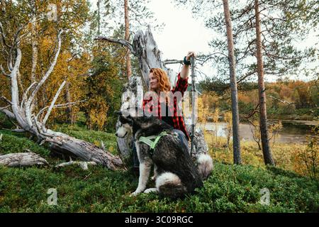 Wanderer ruht mit Hund in Åre, jämtland, schweden, genießt nord Stockfoto