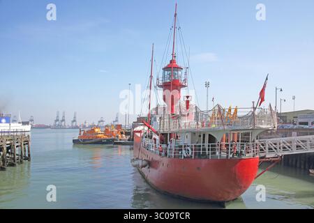 Rotes Leuchtschiff im Hafen von harwich an der Küste von essex Stockfoto