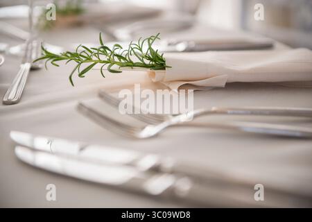 Elegantes Ambiente für Hochzeiten mit Rosmarin und sanftem Kerzenlicht Stockfoto