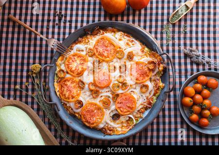 Zucchini-Pizza mit Tomaten, Zwiebeln und Kirschtomaten Stockfoto