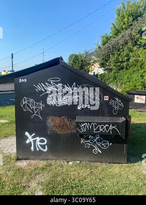 Downtown Nashville, Tennessee, zeigt Skyline der Stadt, Straßen, Graffiti, Street Art und Architektur; fotografiert während des Besuchs von Five Points Einheimischen. Stockfoto