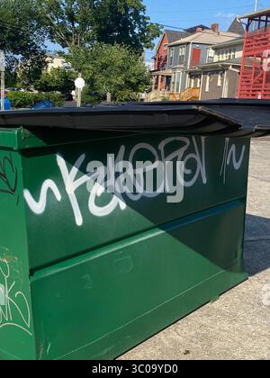 Downtown Nashville, Tennessee, zeigt Skyline der Stadt, Straßen, Graffiti, Street Art und Architektur; fotografiert während des Besuchs von Five Points Einheimischen. Stockfoto