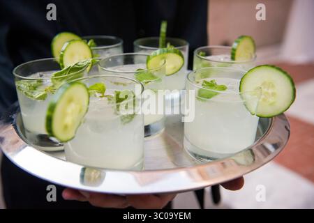 Cocktails mit Gurkenminze auf Silbertablett bei Hochzeitsempfang Stockfoto