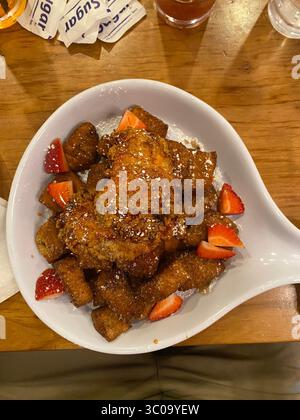 Downtown Nashville, Tennessee, zeigt Skyline der Stadt, Straßen, Graffiti, Street Art und Architektur; fotografiert während des Besuchs von Five Points Einheimischen. Stockfoto