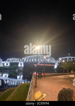 Downtown Nashville, Tennessee, mit Skyline, Straßen und Architektur der Stadt; fotografiert während des Besuchs von Five Points Einheimischen. Stockfoto