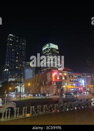 Downtown Nashville, Tennessee, mit Skyline, Straßen und Architektur der Stadt; fotografiert während des Besuchs von Five Points Einheimischen. Stockfoto