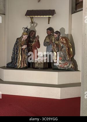 Plastische Krippe mit reich bemalten Holzfiguren, die die Geburt Jesu darstellen Stockfoto