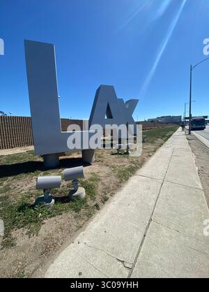 Eintrittsschild für den Los Angeles International Airport (LAX) mit den berühmten Buchstaben und der Landschaftsgestaltung; fotografiert während des Besuchs von Five Points Einheimischen Stockfoto
