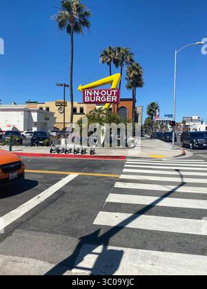 In-N-Out Burger in der Nähe des Los Angeles International Airport (LAX) an der 92nd Street; fotografiert während des Besuchs von Five Points Einheimischen. Stockfoto