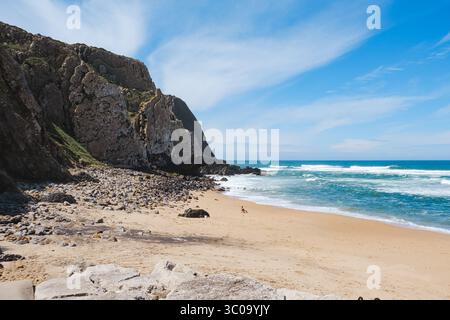 Atlantikküste in Praia Grande, Sintra, Portugal Stockfoto