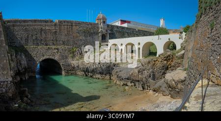 Festung am Meer mit Steinbrücke und Küstenbögen Stockfoto