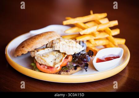 Gegrilltes Hühnchen-Sandwich mit Pommes frites Stockfoto