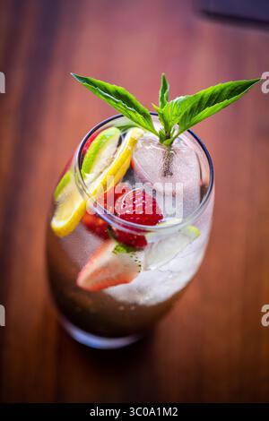 Blick von oben auf gesundes Iced Tea Drink mit frischem Obst Stockfoto