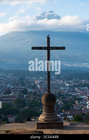 Ein Kreuz und der Vulkan de Fuego am Cerro de La Cruz Stockfoto