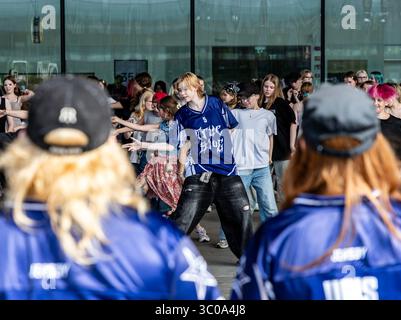 Tänzer bei einem echten Blue Street Dance Team Meetup vor der Helsinki Central Library Oodi. Stockfoto