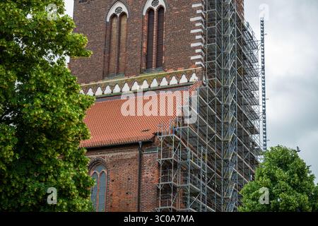 Metallgerüst mit Ziegelwand des historischen Gebäudes, das gerade renoviert wird Stockfoto