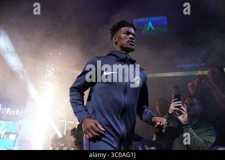 19. Oktober 2018 – Minneapolis, MN, USA – der Wachmann der Minnesota Timberwolves Jimmy Butler bringt das Gericht zu einer Mischung aus Beifall und Buh, bevor es am Freitag, den 19. Oktober 2018, im Target Center in Minneapolis gegen die Cleveland Cavaliers geht. (Foto: © Anthony Souffle/Minneapolis Star Tribune/TNS via ZUMA Wire) Stockfoto