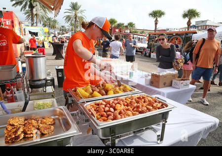 26. Oktober 2018 - Madeira Beach, Florida, USA - SCOTT KEELER | Times.Heather Sanders of Vanchetta Food Truck, St. Petersburg, rührt ein Gericht von Country Seafood Boil, Freitag, 26/18 während des Eröffnungstages des jährlichen John's Pass Seafood Festivals, John's Pass Village, Madeira Beach. Das Festival findet bis Sonntag, 28.10.18, statt. Die Organisatoren des John's Pass Seafood Festivals und die Stadt haben sich über die Unterstützung des Festivals durch die Stadt gestritten. (Bild: © Scott Keeler/Tampa Bay Times via ZUMA Wire) Stockfoto