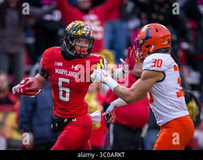 27. Oktober 2018: Maryland Terrapins Wide Receiver Jeshaun Jones (6) Stiff Arms Illinois Fighting Illini Defensive Back Sydney Brown (30) auf seinem Weg zur Endzone am Ende in Aktion von Illinois gegen Maryland im Capital One Field in College Park, MD. Cory Royster / Cal Sport Media (Credit Image: &Copy; Cory Royster/CSM via ZUMA Wire) Stockfoto