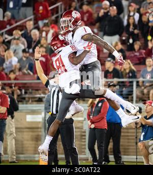 27. Oktober 2018: Der Wide Receiver Renard Bell (81) der Washington State Cougars feiert seinen Touchdown mit Davontavean Martin (1) während eines NCAA-Fußballspiels zwischen den Washington State Cougars und dem Stanford Cardinal im Stanford Stadium in Stanford, Kalifornien. Valerie Shoaps/CSM(Kreditbild: &Copy; Valerie Shoaps/CSM via ZUMA Wire) Stockfoto