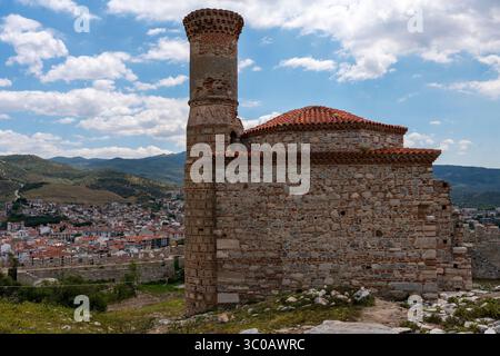 Das schlanke Minarett der Kale-Moschee, das von ruhigem Tageslicht über Seluk, Türkei, umgeben ist, erhebt sich mit Blick auf die silbergedeckten Häuser, die über das weite valle verstreut sind Stockfoto