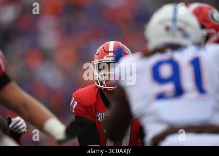 27. Oktober 2018: Jacksonville, FL, FL, USA – Florida Gators vs Georgia Bulldogs, NCAA Football. SEC East. Georgia Quarterback Jake Fromm, #11, ging 17-24 Passagen für 240 Yards und drei Touchdowns...No 7 Georgia schlug No 9 Florida 36-17...Georgia Quarterback Jake Fromm ging 17-24 Passagen für 240 Yards und drei Touchdowns...das Spiel war bis zum vierten Quartal, als Georgia sich zurückzog, knapp. (Kreditbild: © Frakes-Heald/ZUMA Wire) Stockfoto