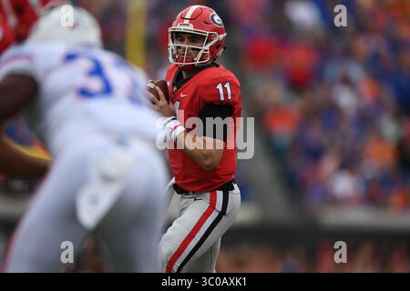 27. Oktober 2018: Jacksonville, FL, FL, USA – Florida Gators vs Georgia Bulldogs, NCAA Football. SEC East. Georgia Quarterback Jake Fromm, #11, ging 17-24 Passagen für 240 Yards und drei Touchdowns...No 7 Georgia schlug No 9 Florida 36-17...Georgia Quarterback Jake Fromm ging 17-24 Passagen für 240 Yards und drei Touchdowns...das Spiel war bis zum vierten Quartal, als Georgia sich zurückzog, knapp. (Kreditbild: © Frakes-Heald/ZUMA Wire) Stockfoto