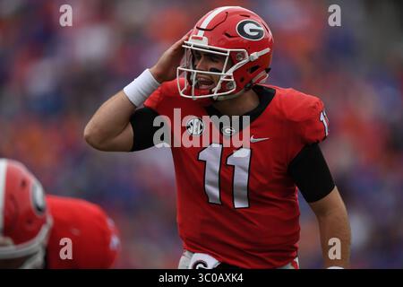 27. Oktober 2018: Jacksonville, FL, FL, USA – Florida Gators vs Georgia Bulldogs, NCAA Football. SEC East. Georgia Quarterback Jake Fromm, #11, ging 17-24 Passage für 240 Yards und drei Touchdowns. 36-17. Georgia Quarterback Jake Fromm ging 17-24 Passage über 240 Yards und drei Touchdowns... das Spiel war knapp bis zum vierten Quartal, als Georgia sich zurückzog. (Kreditbild: © Frakes-Heald/ZUMA Wire) Stockfoto