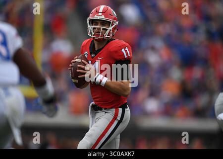 27. Oktober 2018: Jacksonville, FL, FL, USA – Florida Gators vs Georgia Bulldogs, NCAA Football. SEC East. Georgia Quarterback Jake Fromm, #11, ging 17-24 Passagen für 240 Yards und drei Touchdowns...No 7 Georgia schlug No 9 Florida 36-17...Georgia Quarterback Jake Fromm ging 17-24 Passagen für 240 Yards und drei Touchdowns...das Spiel war bis zum vierten Quartal, als Georgia sich zurückzog, knapp. (Kreditbild: © Frakes-Heald/ZUMA Wire) Stockfoto