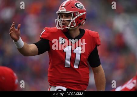 27. Oktober 2018: Jacksonville, FL, FL, USA – Florida Gators vs Georgia Bulldogs, NCAA Football. SEC East. Georgia Quarterback Jake Fromm, #11, ging 17-24 Passagen für 240 Yards und drei Touchdowns....No 7 Georgia schlug #9 Florida 36-17 ..Georgia Quarterback Jake Fromm ging 17-24 Passagen für 240 Yards und drei Touchdowns...das Spiel war bis zum vierten Quartal, als Georgia sich zurückzog, knapp. (Kreditbild: © Frakes-Heald/ZUMA Wire) Stockfoto