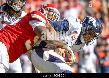 28. Oktober 2018 - Kansas City, MO, USA - Kansas City Chiefs Defensive Tackle Chris Jones entlastet Denver Broncos Quarterback Case Keenum am Sonntag, 28. Oktober 2018 im Arrowhead Stadium in Kansas City, Mo. (Bild: © John Sleezer/Kansas City Star/TNS via ZUMA Wire) Stockfoto