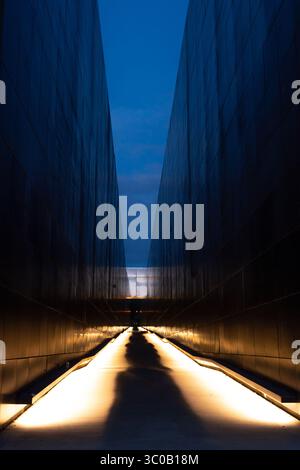 Gedenkstätte für die Opfer des Kommunismus in Tallinn, Estland – minimalistische Struktur zu Ehren von Deportierten, Inhaftierten und Ermordeten unter sowjetischem Regime Stockfoto