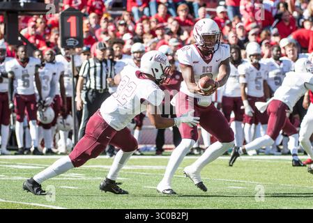 27. Oktober 2018: Bethune Cookman Wildcats Quarterback Jabari Dunham (9) übergibt den Ball an Bethune Cookman Wildcats Running Back Trevor Gear (32) während des NCAA Football-Spiels zwischen den Bethune Cookman Wildcats und Nebraska Cornhuskers. Nebraska besiegte Bethune Cookman 45-9 im Memorial Stadium in Lincoln, NE. Romeo T Guzman/CSM.(Kreditbild: &Copy; Romeo Guzman/CSM via ZUMA Wire) Stockfoto