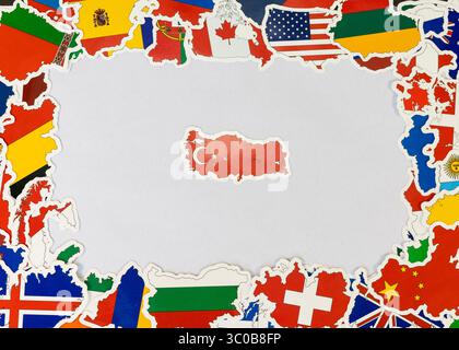 Türkei Karte ausgefüllt in Flaggenfarbe umgeben von Weltlandflaggen auf weißem Hintergrund Stockfoto