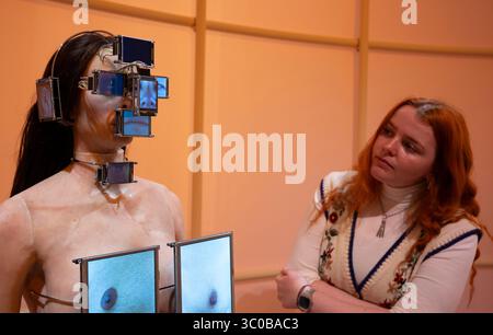 Somerset House, London, Großbritannien. 21. Juli 2025. Die Ausstellung Virtual Beauty befasst sich mit dem Einfluss digitaler Kultur und Technologien auf die traditionellen Definitionen von Schönheit heute, mit Werken von über 20 internationalen Künstlern wie Amalia Ulman, Hyungkoo Lee, Qualeasha Wood und mehr. Bild: Philip Custic, pi(x)el, 2022. Die hyperrealistische Skulptur der Künstlerin Virgen Maria verfügt über 25 digitale Touchscreens, die in ihren Körper eingebettet sind. Mit freundlicher Genehmigung des Künstlers und Onkaos. Quelle: Malcolm Park/Alamy Live News Stockfoto