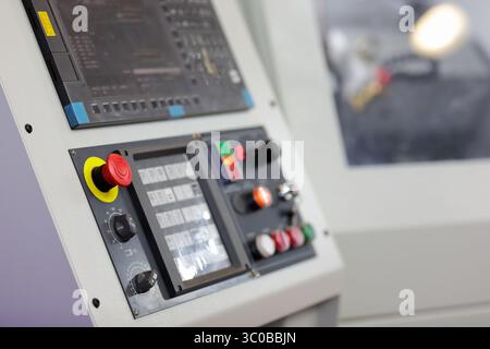 CNC-Metallbearbeitung Drehmaschine Bedienfeld Nahaufnahme. Selektiver Fokus. Stockfoto