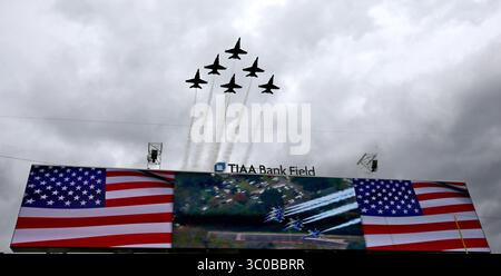 Oktober: Jacksonviille, FL, USA: Die Blue Angels der US Navy führen den Überflug zu Beginn des Spiels durch. Das Florida-Georgia-Fußballspiel auf dem TIAA Bank Field in Jacksonville, Florida am Samstag, 27. Oktober 2018. (Gary Lloyd McCullough/Cal Sport Media)(Credit Image: &Copy; Gary Lloyd McCullough/CSM via ZUMA Wire) Stockfoto
