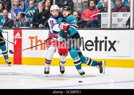 30. Oktober 2018: Der Verteidiger Erik Karlsson (65) der San Jose Sharks kollidiert mit Mika Zibanejad (93) während des NHL-Spiels zwischen den New York Rangers und den San Jose Sharks im SAP Center in San Jose, Kalifornien. Chris Brown/CSM(Kreditbild: &Copy; Chris Brown/CSM via ZUMA Wire) Stockfoto
