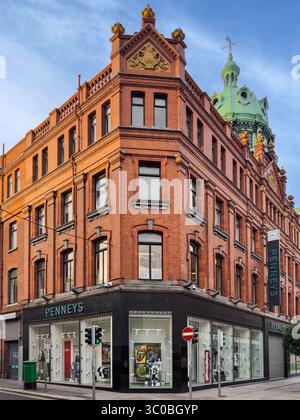 Dublin, Irland lebhafter Shop Primark - benannt Penneys in Irland, bietet stilvolle Displays mit einer Vielzahl von Kleidungsstücken für alle Altersgruppen. Stockfoto