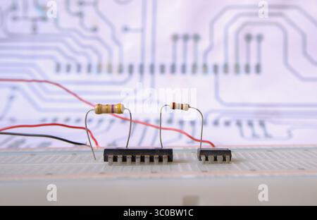 Einfache Projektumrisse. Elektronisches Lernen auf der Breadboard. Schwerpunkt auf Widerständen. Stockfoto