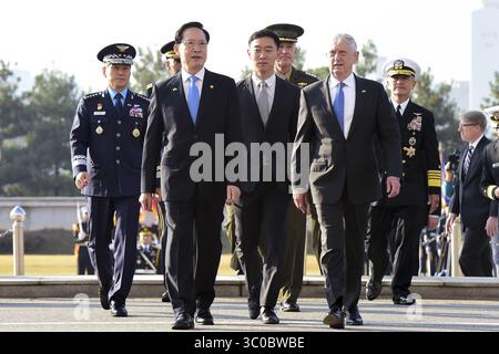 29. Oktober 2017 - Seoul, Südkorea - 28. Oktober 2017 - Verteidigungsministerium, Seoul, Südkorea - auf diesem Foto veröffentlicht von Korea POOL. US-Verteidigungsminister Jim Mattis und der südkoreanische Verteidigungsminister Song Young-moo ziehen am 28. Oktober 2017 nach einer Willkommensfeier im Verteidigungsministerium in Seoul, Südkorea, an den SCM-Tisch. (Foto: © Pool Photos/ZUMA Wire) Stockfoto