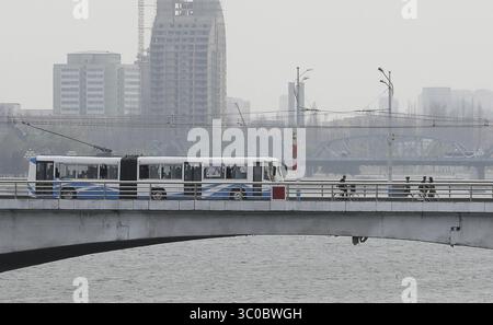 2. April 2018 - Pyeongyang, Nordkorea - Allgemeine Ansicht der Bezirksszene von Pyeongyang, Ansicht von OkRyuGwan in Pyeongyang, Nordkorea. Der nordkoreanische Führer Kim Jong-un hat die Hoffnung geäußert, dass die Auftritte südkoreanischer Musiker in Pjöngjang als Gelegenheit dienen könnten, die Einheit der beiden Koreas zu zeigen, berichteten die staatlichen Medien am Montag. (Bild: © Pool Via ZUMA Wire) Stockfoto