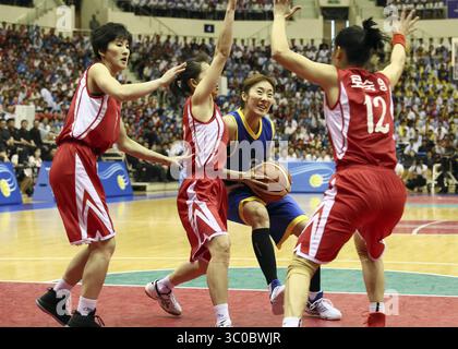 5. Juli 2018 – pyeongyang, NORDKOREA – 5. Juli 2018 – pyeongyang, Nordkorea – südkoreanische und nordkoreanische Spieler des Team Peace, in weiß, und Team Prosperity, die am Mittwoch, 5. Juli 2018 in ihrem Basketballspiel im Ryugyong Jong Ju Yong Gymnasium in Pjongyang, Nordkorea, eintreffen. Die Rivalen Koreas begannen am Mittwoch zwei Tage lang Basketballspiele in Pjöngjang in ihrer letzten guten Willensgeste, während sie einen diplomatischen Druck zur Lösung der nuklearen Auseinandersetzung mit Nordkorea unternahmen. / POOL (Kreditbild: © Ryu Seung-Il/ZUMA Wire) Stockfoto