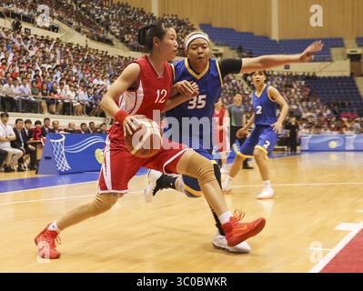 5. Juli 2018 – pyeongyang, NORDKOREA – 5. Juli 2018 – pyeongyang, Nordkorea – südkoreanische und nordkoreanische Spieler des Team Peace, in weiß, und Team Prosperity, die am Mittwoch, 5. Juli 2018 in ihrem Basketballspiel im Ryugyong Jong Ju Yong Gymnasium in Pjongyang, Nordkorea, eintreffen. Die Rivalen Koreas begannen am Mittwoch zwei Tage lang Basketballspiele in Pjöngjang in ihrer letzten guten Willensgeste, während sie einen diplomatischen Druck zur Lösung der nuklearen Auseinandersetzung mit Nordkorea unternahmen. / POOL (Kreditbild: © Ryu Seung-Il/ZUMA Wire) Stockfoto