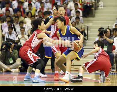 5. Juli 2018 – pyeongyang, NORDKOREA – 5. Juli 2018 – pyeongyang, Nordkorea – südkoreanische und nordkoreanische Spieler des Team Peace, in weiß, und Team Prosperity, die am Mittwoch, 5. Juli 2018 in ihrem Basketballspiel im Ryugyong Jong Ju Yong Gymnasium in Pjongyang, Nordkorea, eintreffen. Die Rivalen Koreas begannen am Mittwoch zwei Tage lang Basketballspiele in Pjöngjang in ihrer letzten guten Willensgeste, während sie einen diplomatischen Druck zur Lösung der nuklearen Auseinandersetzung mit Nordkorea unternahmen. / POOL (Kreditbild: © Ryu Seung-Il/ZUMA Wire) Stockfoto